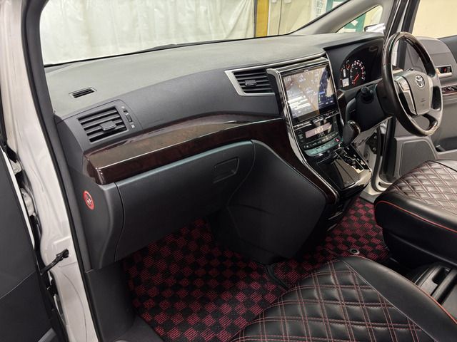 TOYOTA VELLFIRE 2011