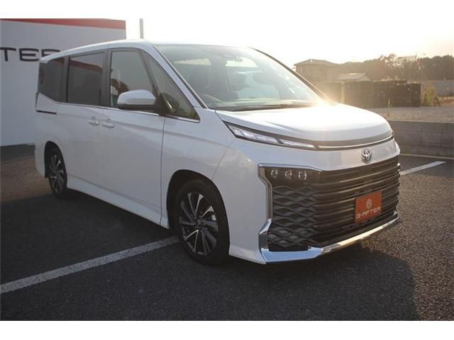 TOYOTA VOXY HYBRID 2025