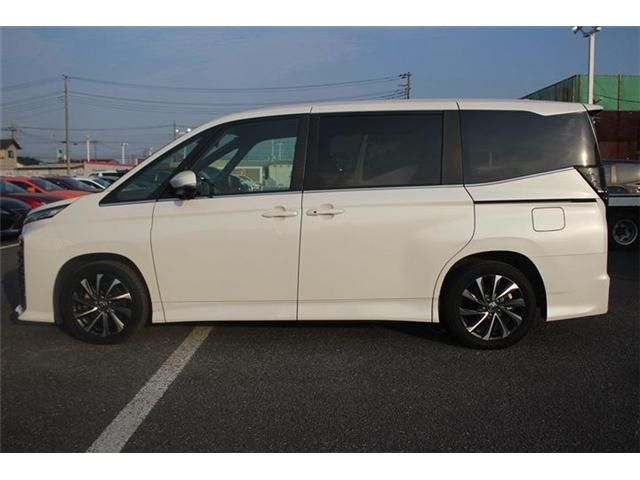 TOYOTA VOXY HYBRID 2025