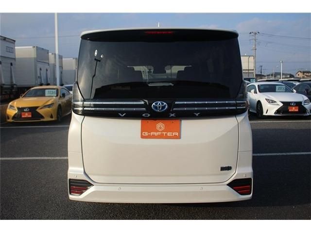 TOYOTA VOXY HYBRID 2025