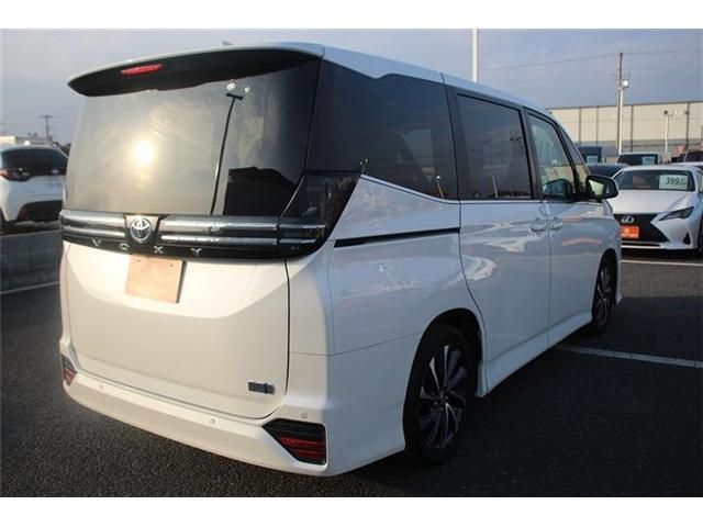 TOYOTA VOXY HYBRID 2025