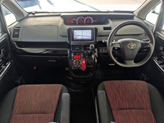 TOYOTA VOXY 2010