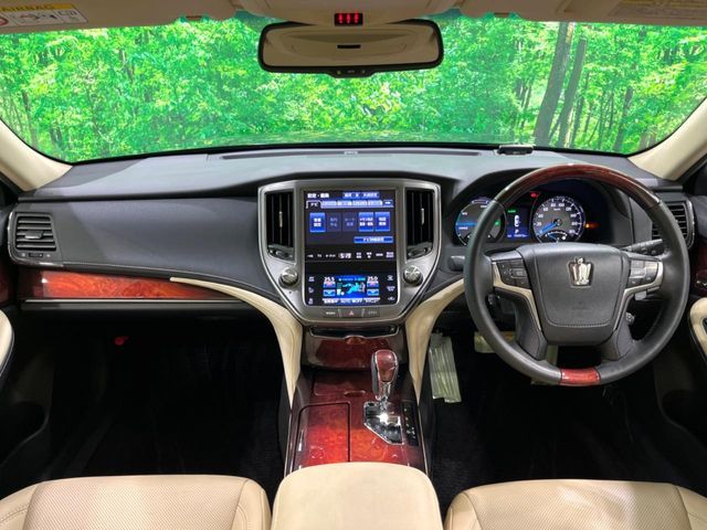TOYOTA CROWN MAJESTA HYBRID 2014