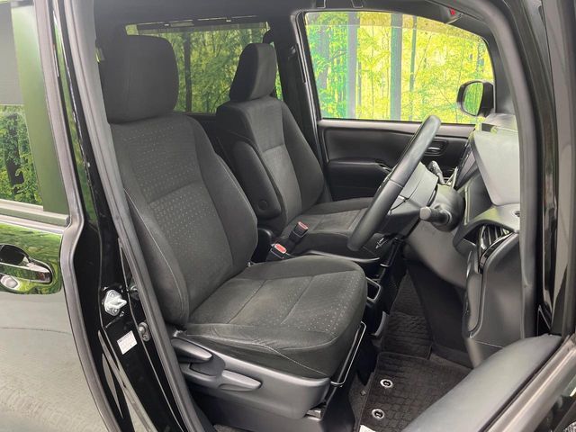 TOYOTA VOXY HYBRID 2019