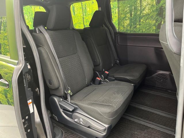 TOYOTA VOXY HYBRID 2019