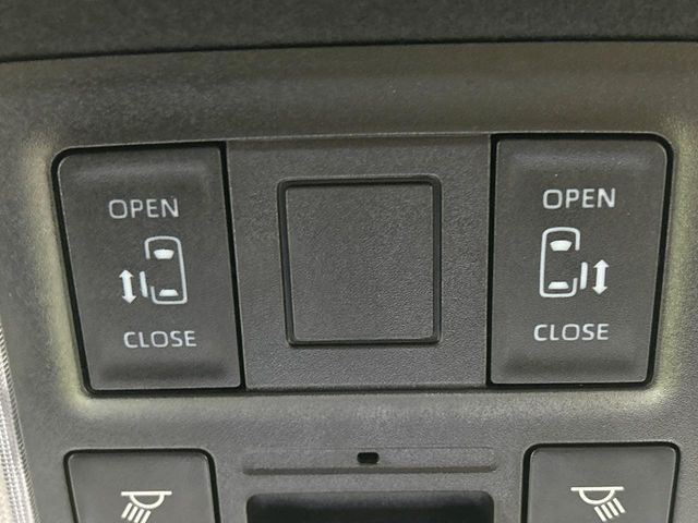 TOYOTA NOAH 4WD 2025