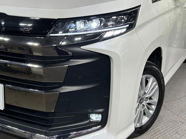 TOYOTA NOAH 4WD 2025