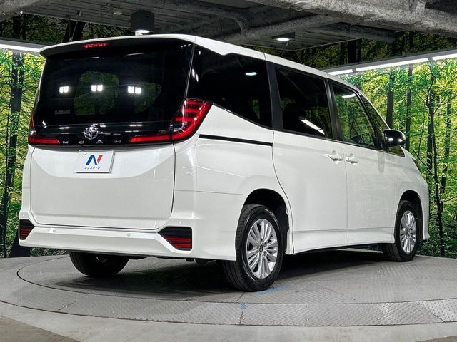 TOYOTA NOAH 4WD 2025