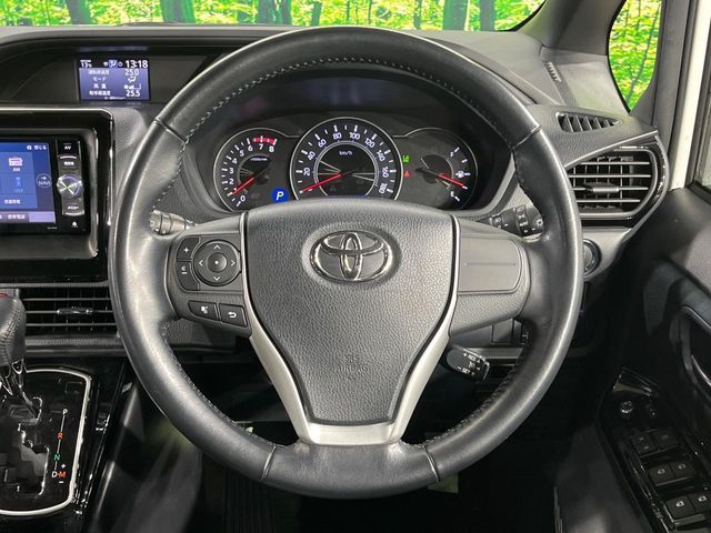TOYOTA VOXY 2017