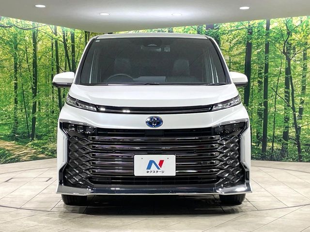 TOYOTA VOXY HYBRID 2023