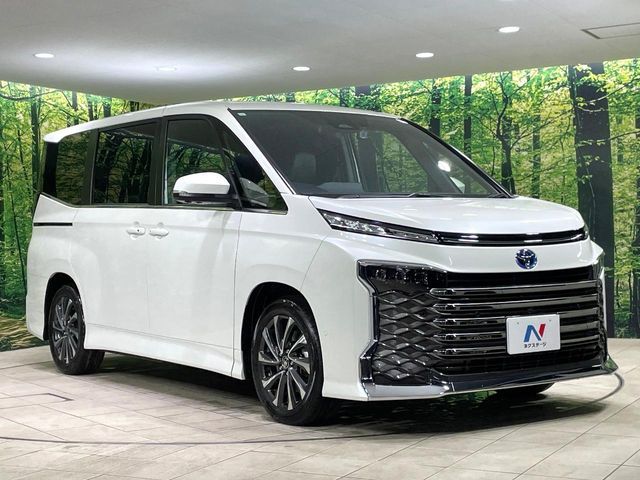 TOYOTA VOXY HYBRID 2023