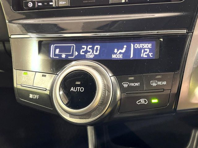 TOYOTA PRIUS Alpha 2015