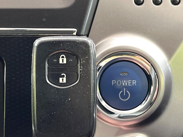 TOYOTA PRIUS Alpha 2015