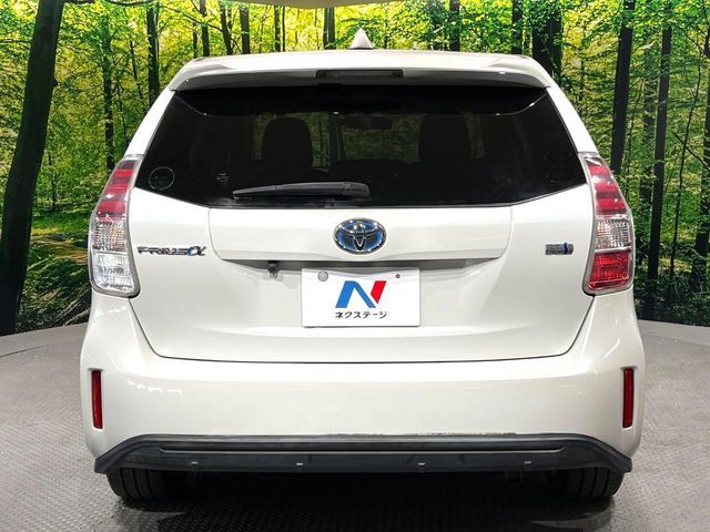 TOYOTA PRIUS Alpha 2015