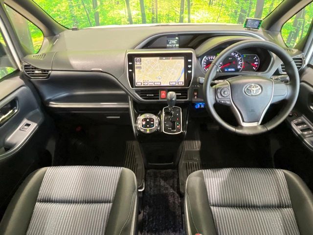 TOYOTA VOXY 4WD 2017