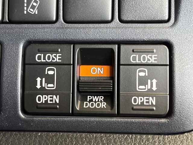 TOYOTA VOXY 4WD 2017