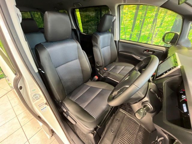 TOYOTA VOXY 4WD 2017