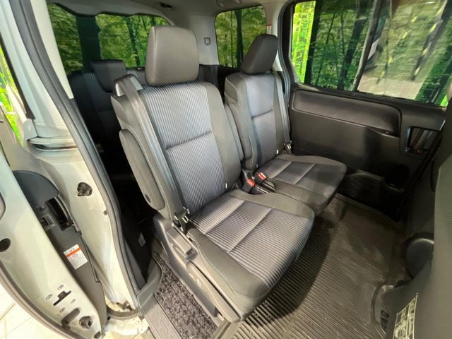 TOYOTA VOXY 4WD 2017