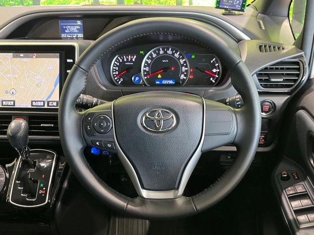 TOYOTA VOXY 4WD 2017