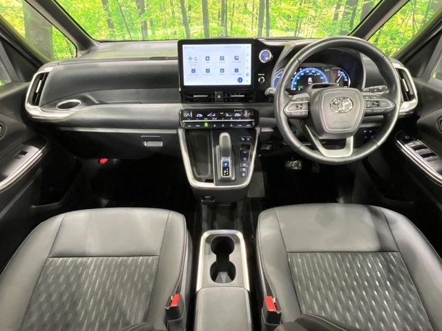 TOYOTA NOAH HYBRID 4WD 2022