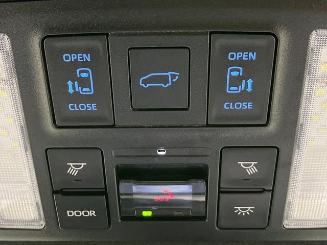 TOYOTA NOAH HYBRID 4WD 2022