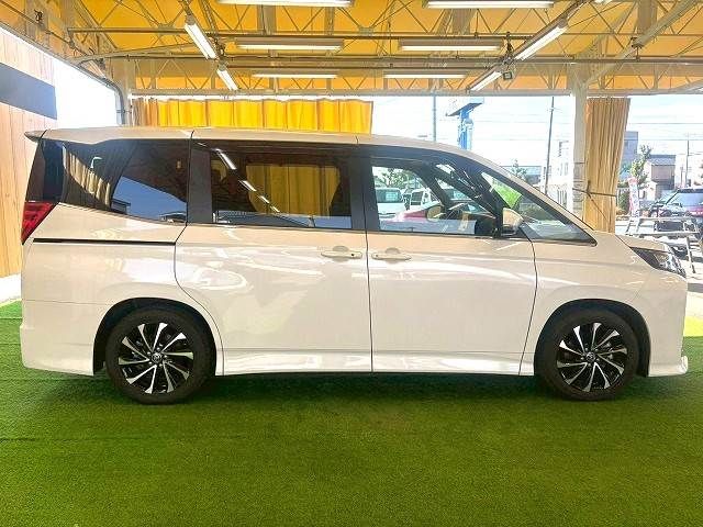 TOYOTA NOAH HYBRID 2024