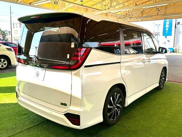 TOYOTA NOAH HYBRID 2024