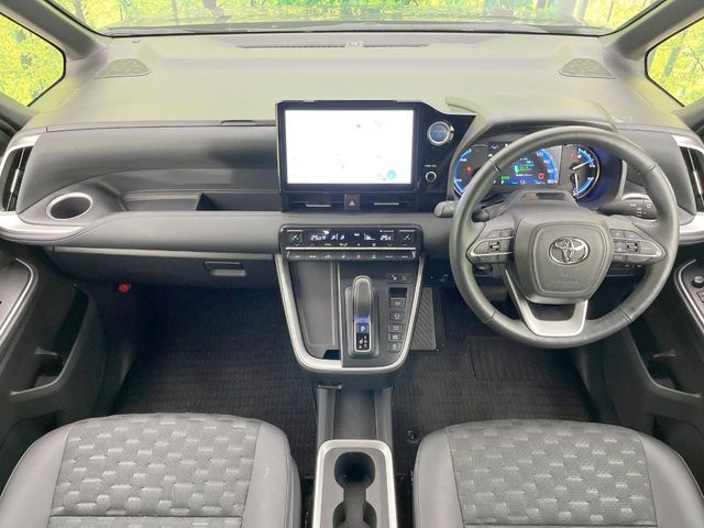 TOYOTA VOXY HYBRID 2023