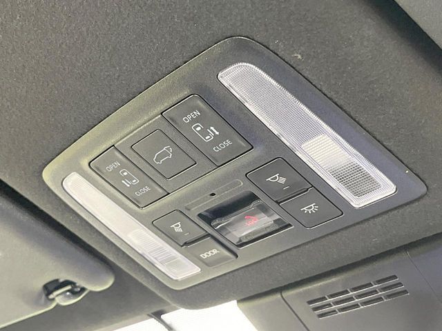 TOYOTA VOXY HYBRID 2023