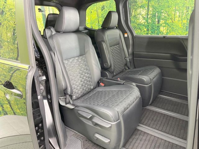 TOYOTA VOXY HYBRID 2023