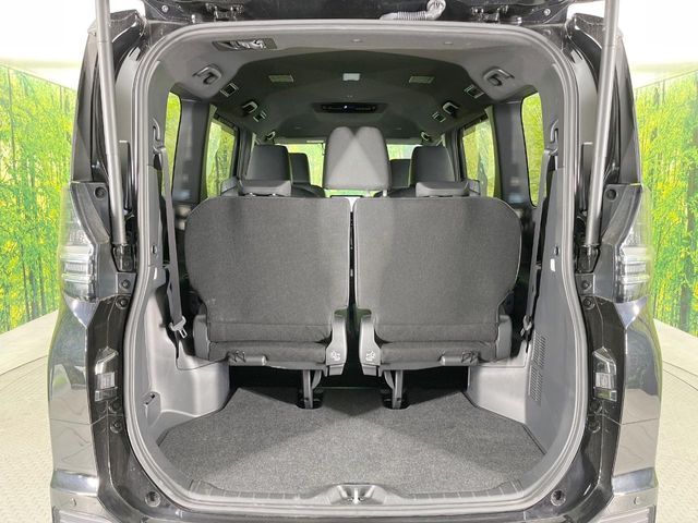 TOYOTA VOXY HYBRID 2023