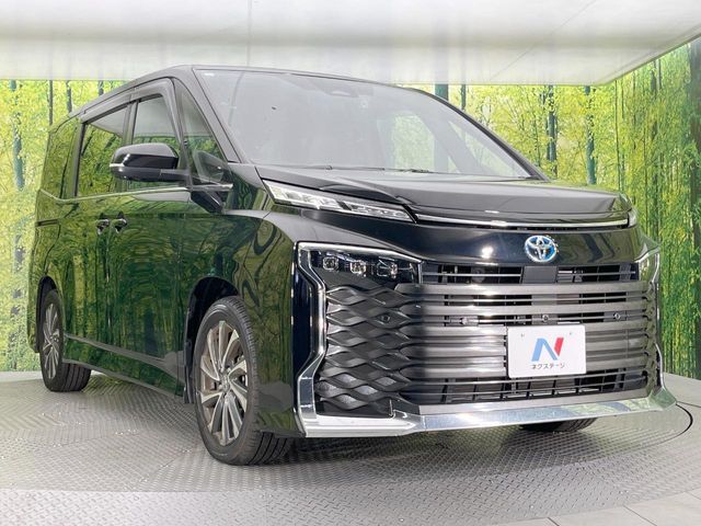 TOYOTA VOXY HYBRID 2023