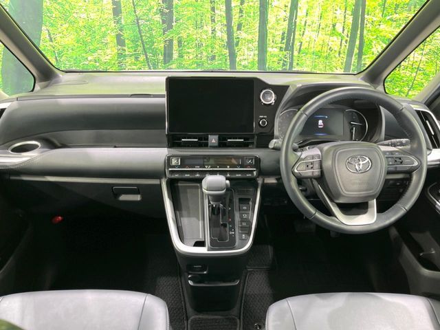 TOYOTA NOAH 2022