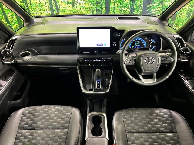 TOYOTA VOXY HYBRID 2023