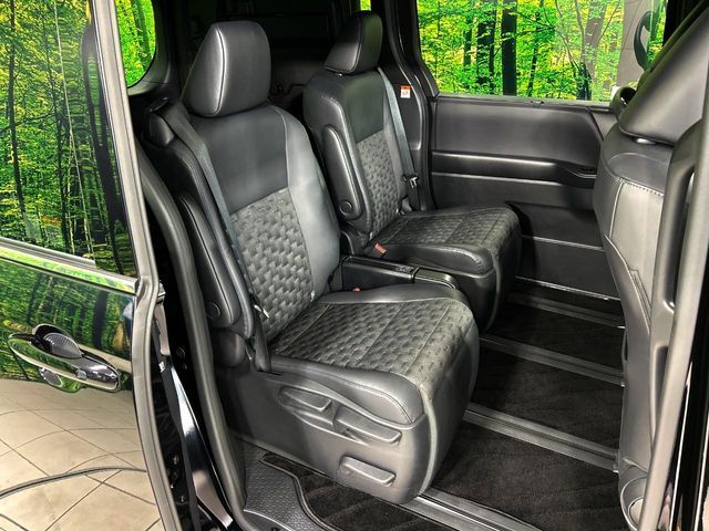 TOYOTA VOXY HYBRID 2023