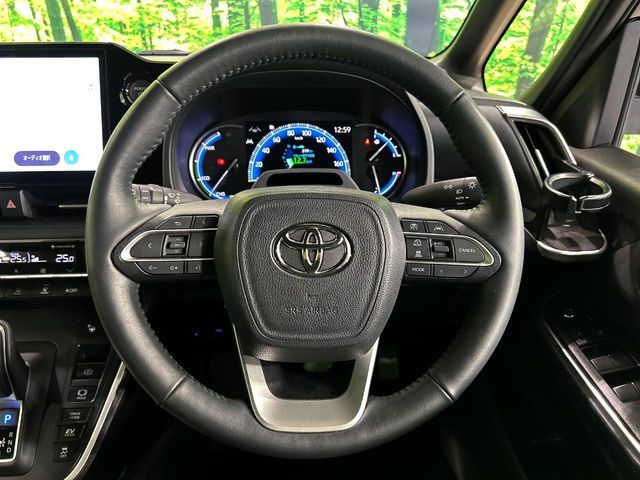 TOYOTA VOXY HYBRID 2023