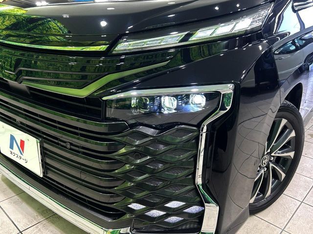 TOYOTA VOXY HYBRID 2023