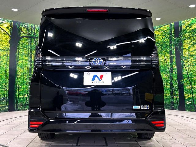 TOYOTA VOXY HYBRID 2023