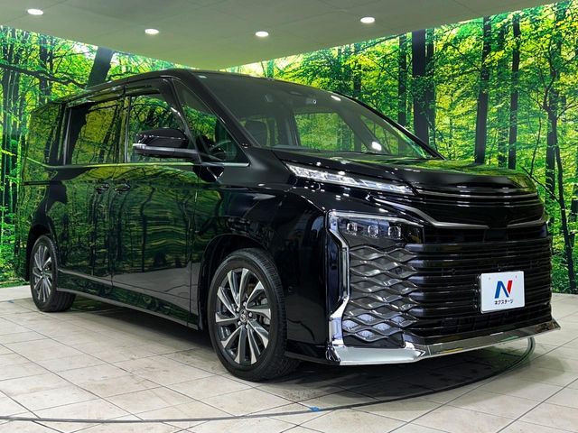 TOYOTA VOXY HYBRID 2023