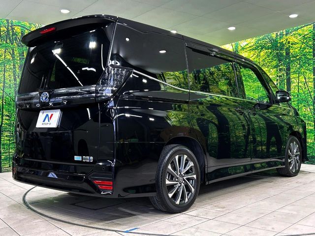 TOYOTA VOXY HYBRID 2023