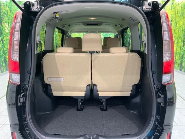 TOYOTA NOAH HYBRID 2014