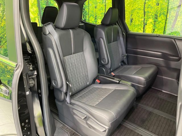 TOYOTA NOAH HYBRID 2024