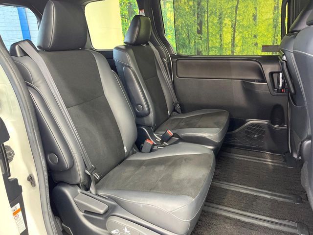 TOYOTA NOAH HYBRID 2019