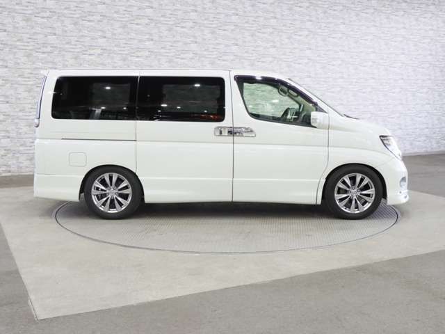 NISSAN ELGRAND 2010