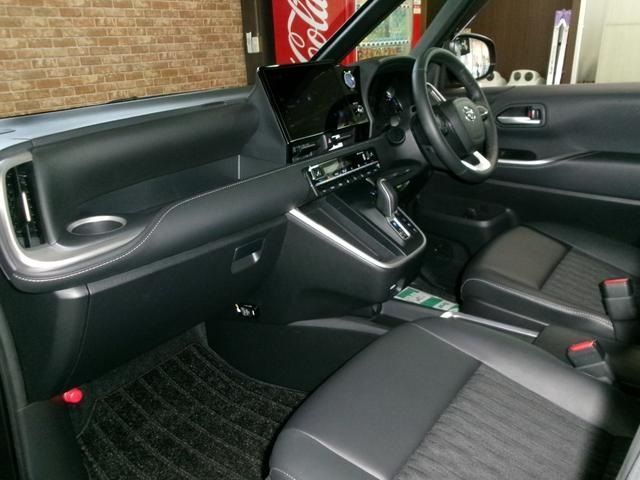 TOYOTA NOAH HYBRID 4WD 2023