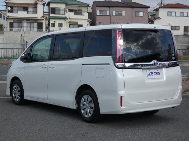 TOYOTA NOAH 2018