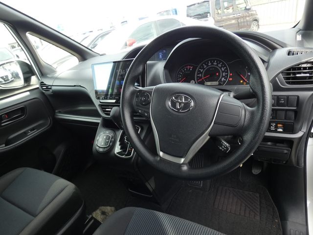 TOYOTA NOAH 2018