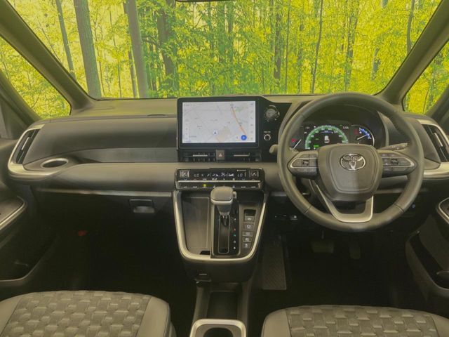 TOYOTA VOXY HYBRID 2025