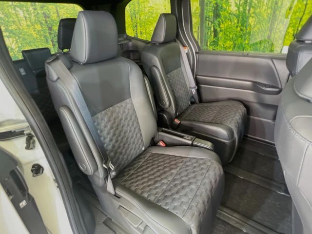 TOYOTA VOXY HYBRID 2025