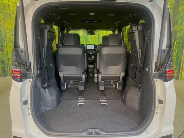 TOYOTA VOXY HYBRID 2025